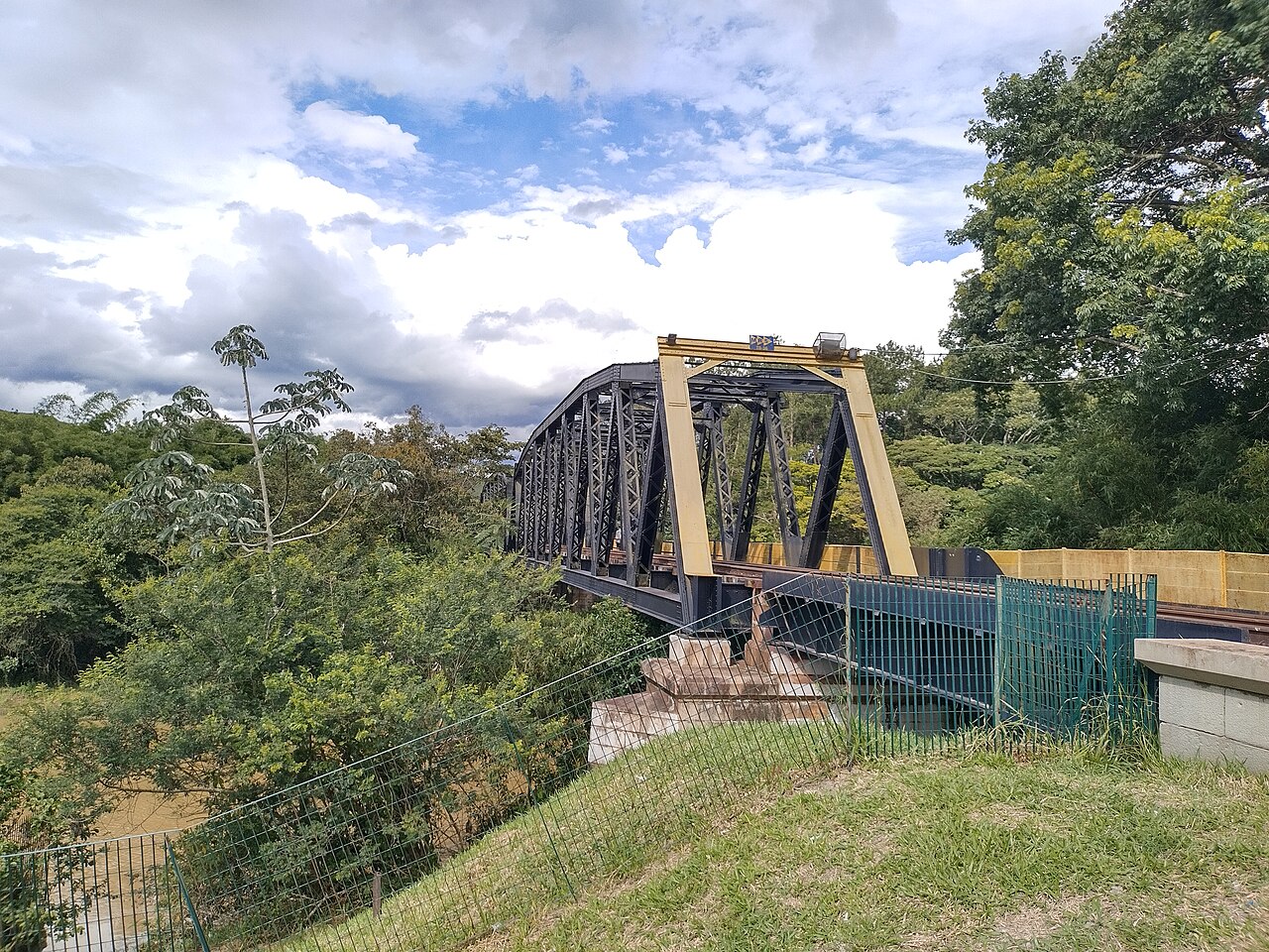 Pontilhão de Guararema sobre o Rio Paraíba do Sul